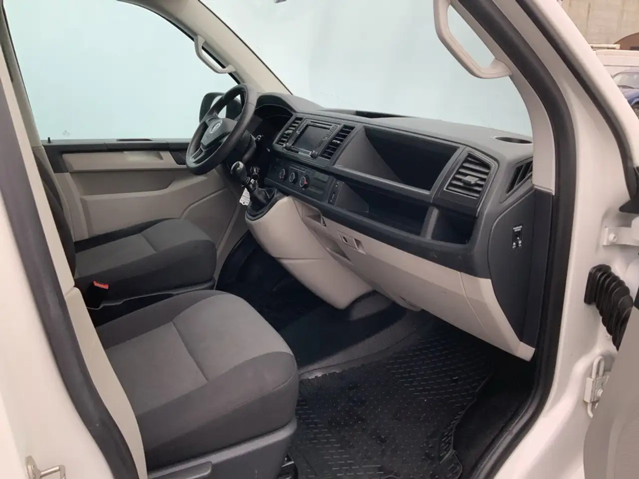 Volkswagen T6 Transporter 2.0 TDI L1H1 Comfortline Airco Navi Trekhaak 2200 - فان: صور 5 Volkswagen T6 Transporter 2.0 TDI L1H1 Comfortline Airco Navi Trekhaak 2200 - فان: صور 5