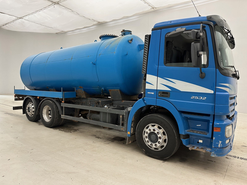 Mercedes-Benz Actros 2532 - 6x2 - شاحنة صهريج: صور 3 Mercedes-Benz Actros 2532 - 6x2 - شاحنة صهريج: صور 3