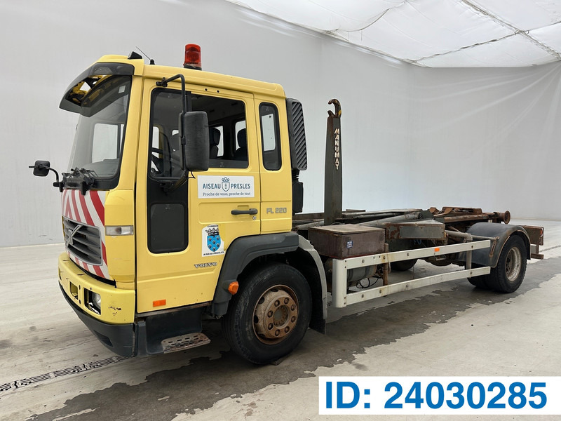 Volvo FL 220 - شاحنة ذات الخطاف: صور 1 Volvo FL 220 - شاحنة ذات الخطاف: صور 1