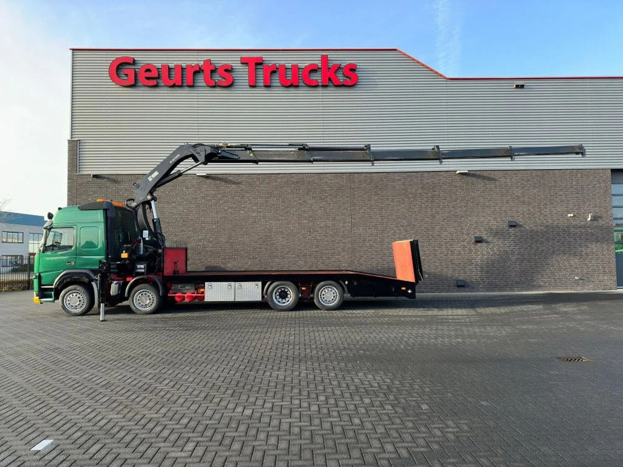 Volvo FM 500 8X2 OPRIJWAGEN/MACHINE TRANSPORTER + HIAB - شاحنة كرين: صور 1 Volvo FM 500 8X2 OPRIJWAGEN/MACHINE TRANSPORTER + HIAB - شاحنة كرين: صور 1
