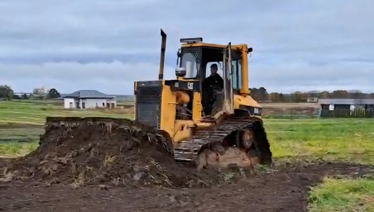 CATERPILLAR D5 M - بلدوزر: صور 1 CATERPILLAR D5 M - بلدوزر: صور 1