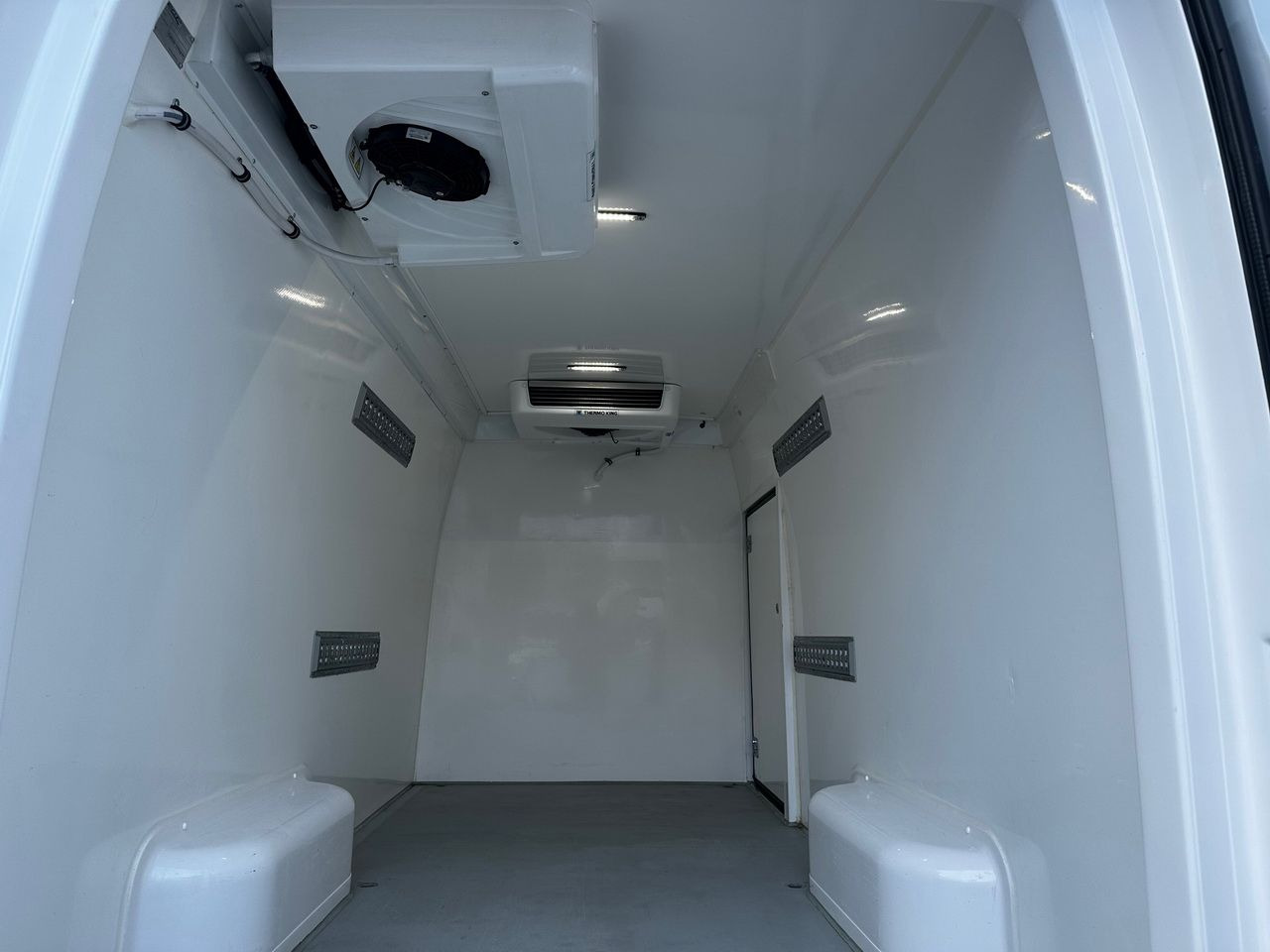 الشاحنات الصغيرة المبردة IVECO DAILY 35S14 REFRIGERATOR VAN 0*C POWER SUPPLY 230V NAVIGATION AUTOMATIC TRANSMISSION  AIR CONDITIONING  140HP: صور 13