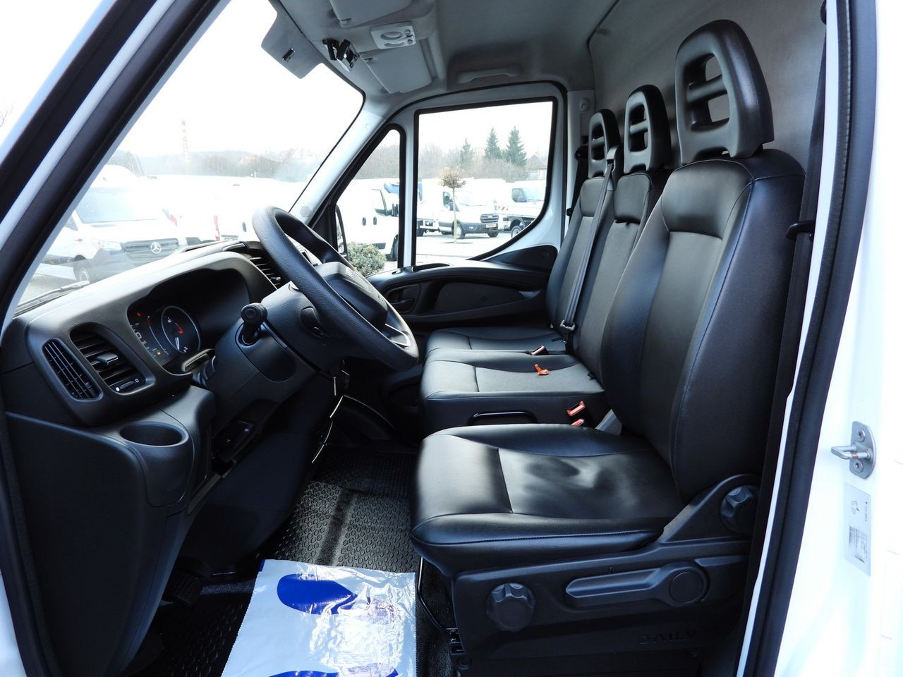 الشاحنات الصغيرة المبردة IVECO DAILY 35S14 REFRIGERATOR VAN 0*C POWER SUPPLY 230V NAVIGATION AUTOMATIC TRANSMISSION  AIR CONDITIONING  140HP: صور 36