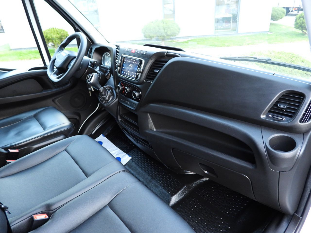 الشاحنات الصغيرة المبردة IVECO DAILY 35S14 REFRIGERATOR VAN 0*C POWER SUPPLY 230V NAVIGATION AUTOMATIC TRANSMISSION  AIR CONDITIONING  140HP: صور 50