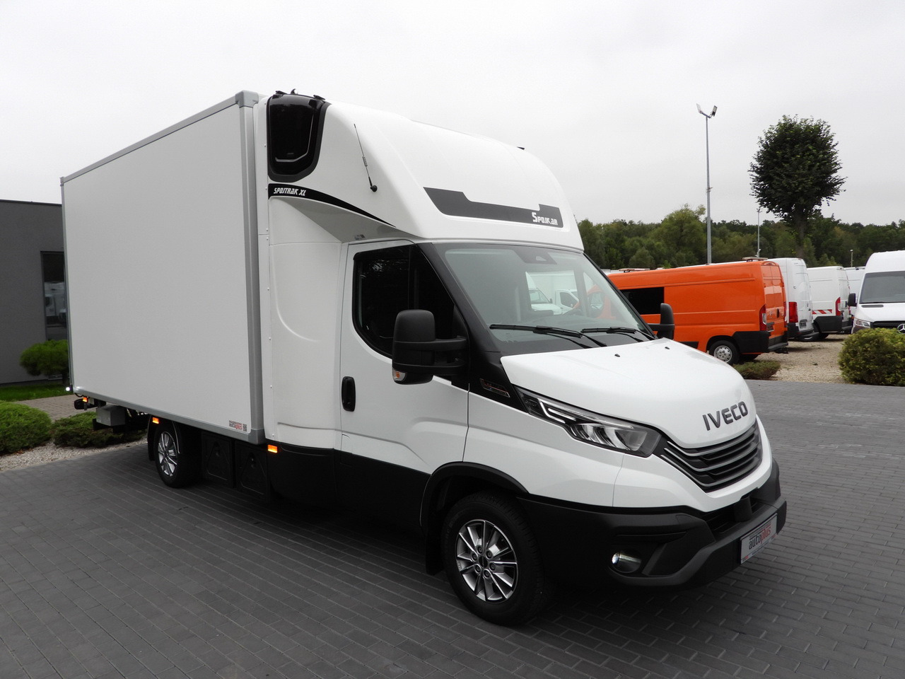 IVECO DAILY 35S18 BOX HI-MATIC LIFT 8 PALLETS CRUISE CONTROL NAVIGATION LED LIGHTS PNEUMATICS AUTOMATIC TRANSMISSION HI-MATIC AIR CONDITIONING 180HP - الشاحنات الصغيرة صندوق مغلق: صور 4 IVECO DAILY 35S18 BOX HI-MATIC LIFT 8 PALLETS CRUISE CONTROL NAVIGATION LED LIGHTS PNEUMATICS AUTOMATIC TRANSMISSION HI-MATIC AIR CONDITIONING 180HP - الشاحنات الصغيرة صندوق مغلق: صور 4