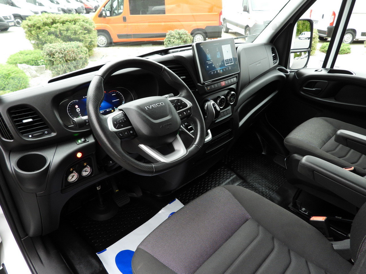 IVECO DAILY 35S18 BOX HI-MATIC LIFT 8 PALLETS CRUISE CONTROL NAVIGATION LED LIGHTS PNEUMATICS AUTOMATIC TRANSMISSION HI-MATIC AIR CONDITIONING 180HP - الشاحنات الصغيرة صندوق مغلق: صور 2 IVECO DAILY 35S18 BOX HI-MATIC LIFT 8 PALLETS CRUISE CONTROL NAVIGATION LED LIGHTS PNEUMATICS AUTOMATIC TRANSMISSION HI-MATIC AIR CONDITIONING 180HP - الشاحنات الصغيرة صندوق مغلق: صور 2