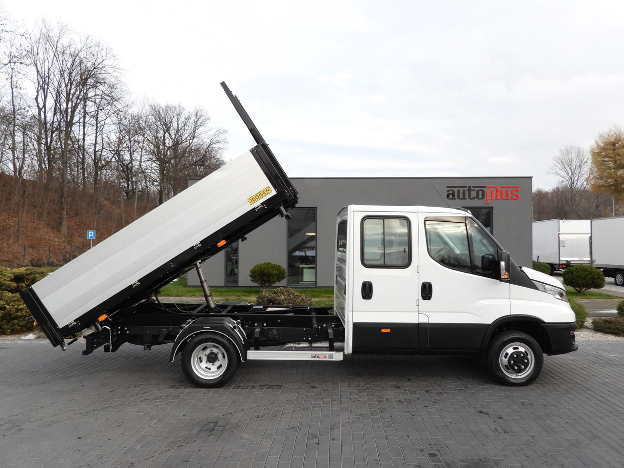 IVECO DAILY 50C16 THREE-WAY TIPPER DOUBLE CABIN DOKA 6 SEATS CRUISE CONTROL PNEUMATICS TWIN WHEELS AIR CONDITIONING  160HP إيجار IVECO DAILY 50C16 THREE-WAY TIPPER DOUBLE CABIN DOKA 6 SEATS CRUISE CONTROL PNEUMATICS TWIN WHEELS AIR CONDITIONING  160HP: صور 7