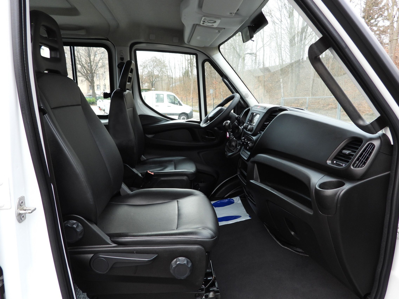 IVECO DAILY 50C16 THREE-WAY TIPPER DOUBLE CABIN DOKA 6 SEATS CRUISE CONTROL PNEUMATICS TWIN WHEELS AIR CONDITIONING  160HP إيجار IVECO DAILY 50C16 THREE-WAY TIPPER DOUBLE CABIN DOKA 6 SEATS CRUISE CONTROL PNEUMATICS TWIN WHEELS AIR CONDITIONING  160HP: صور 37