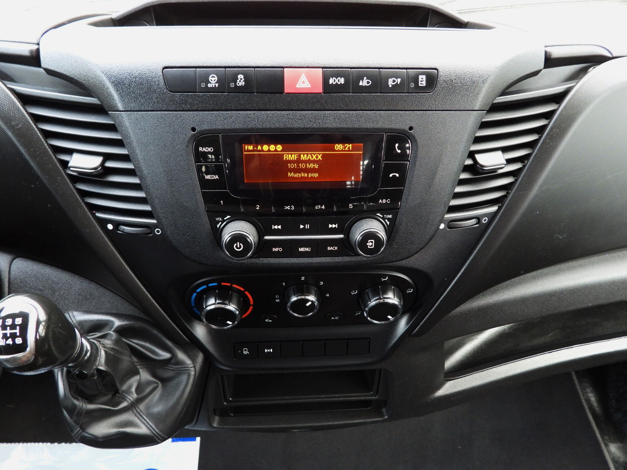 IVECO DAILY 50C16 THREE-WAY TIPPER DOUBLE CABIN DOKA 6 SEATS CRUISE CONTROL PNEUMATICS TWIN WHEELS AIR CONDITIONING  160HP إيجار IVECO DAILY 50C16 THREE-WAY TIPPER DOUBLE CABIN DOKA 6 SEATS CRUISE CONTROL PNEUMATICS TWIN WHEELS AIR CONDITIONING  160HP: صور 34