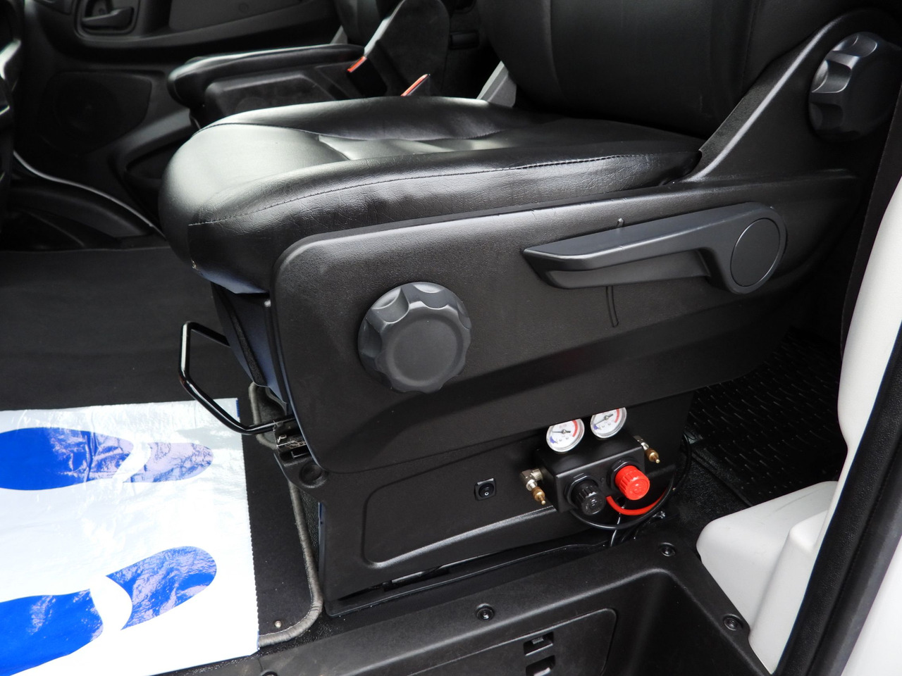 IVECO DAILY 50C16 THREE-WAY TIPPER DOUBLE CABIN DOKA 6 SEATS CRUISE CONTROL PNEUMATICS TWIN WHEELS AIR CONDITIONING  160HP إيجار IVECO DAILY 50C16 THREE-WAY TIPPER DOUBLE CABIN DOKA 6 SEATS CRUISE CONTROL PNEUMATICS TWIN WHEELS AIR CONDITIONING  160HP: صور 28