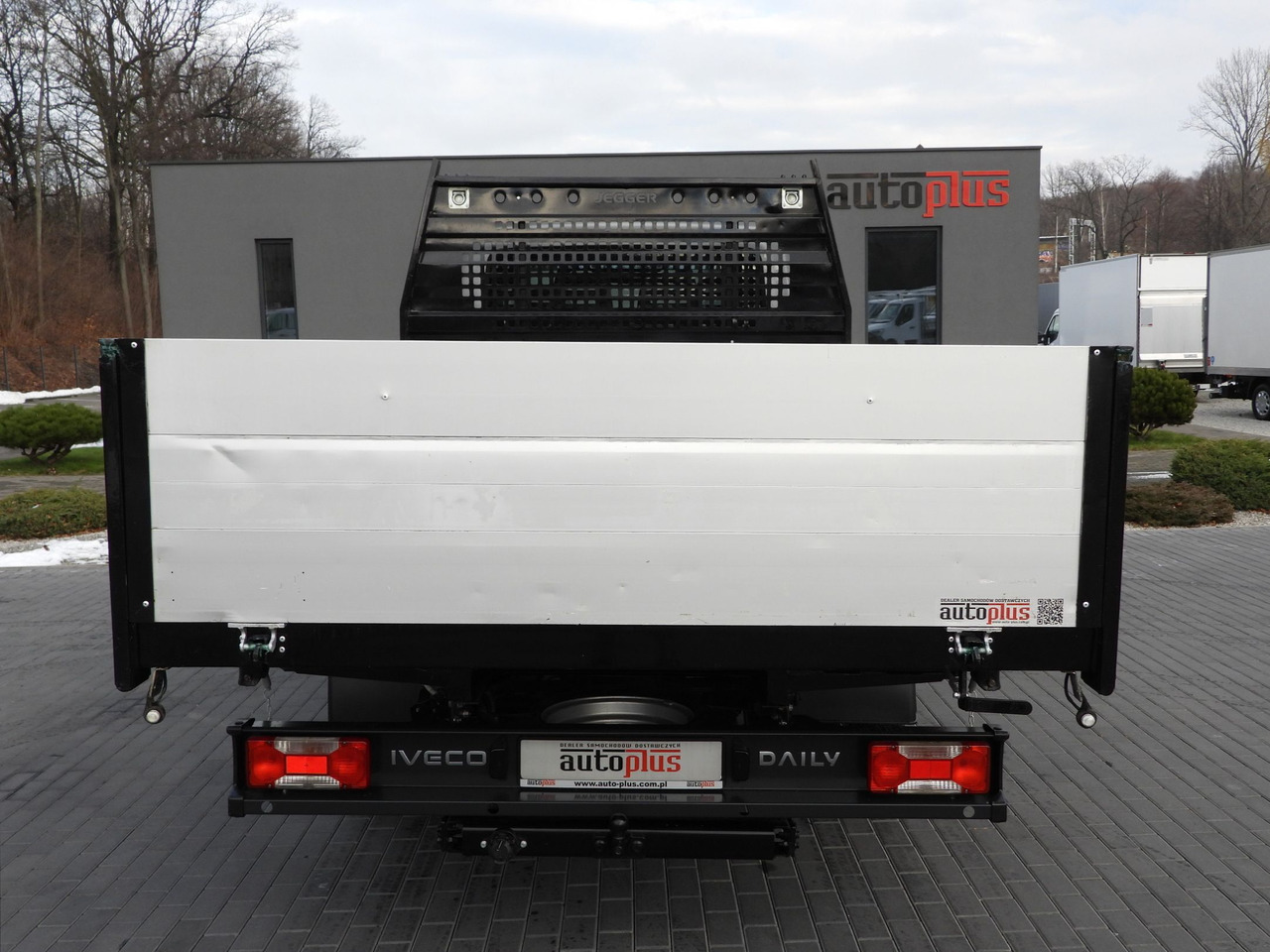 IVECO DAILY 50C16 THREE-WAY TIPPER DOUBLE CABIN DOKA 6 SEATS CRUISE CONTROL PNEUMATICS TWIN WHEELS AIR CONDITIONING  160HP إيجار IVECO DAILY 50C16 THREE-WAY TIPPER DOUBLE CABIN DOKA 6 SEATS CRUISE CONTROL PNEUMATICS TWIN WHEELS AIR CONDITIONING  160HP: صور 12