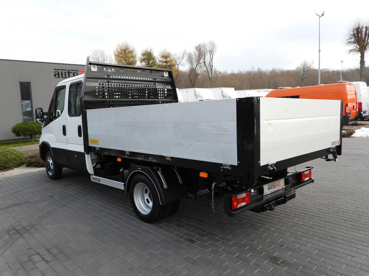IVECO DAILY 50C16 THREE-WAY TIPPER DOUBLE CABIN DOKA 6 SEATS CRUISE CONTROL PNEUMATICS TWIN WHEELS AIR CONDITIONING  160HP إيجار IVECO DAILY 50C16 THREE-WAY TIPPER DOUBLE CABIN DOKA 6 SEATS CRUISE CONTROL PNEUMATICS TWIN WHEELS AIR CONDITIONING  160HP: صور 11