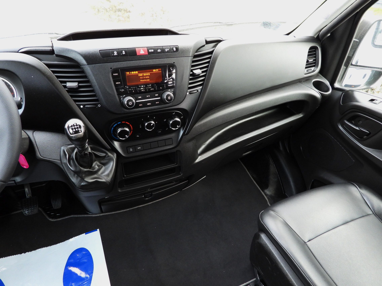 IVECO DAILY 50C16 THREE-WAY TIPPER DOUBLE CABIN DOKA 6 SEATS CRUISE CONTROL PNEUMATICS TWIN WHEELS AIR CONDITIONING  160HP إيجار IVECO DAILY 50C16 THREE-WAY TIPPER DOUBLE CABIN DOKA 6 SEATS CRUISE CONTROL PNEUMATICS TWIN WHEELS AIR CONDITIONING  160HP: صور 32