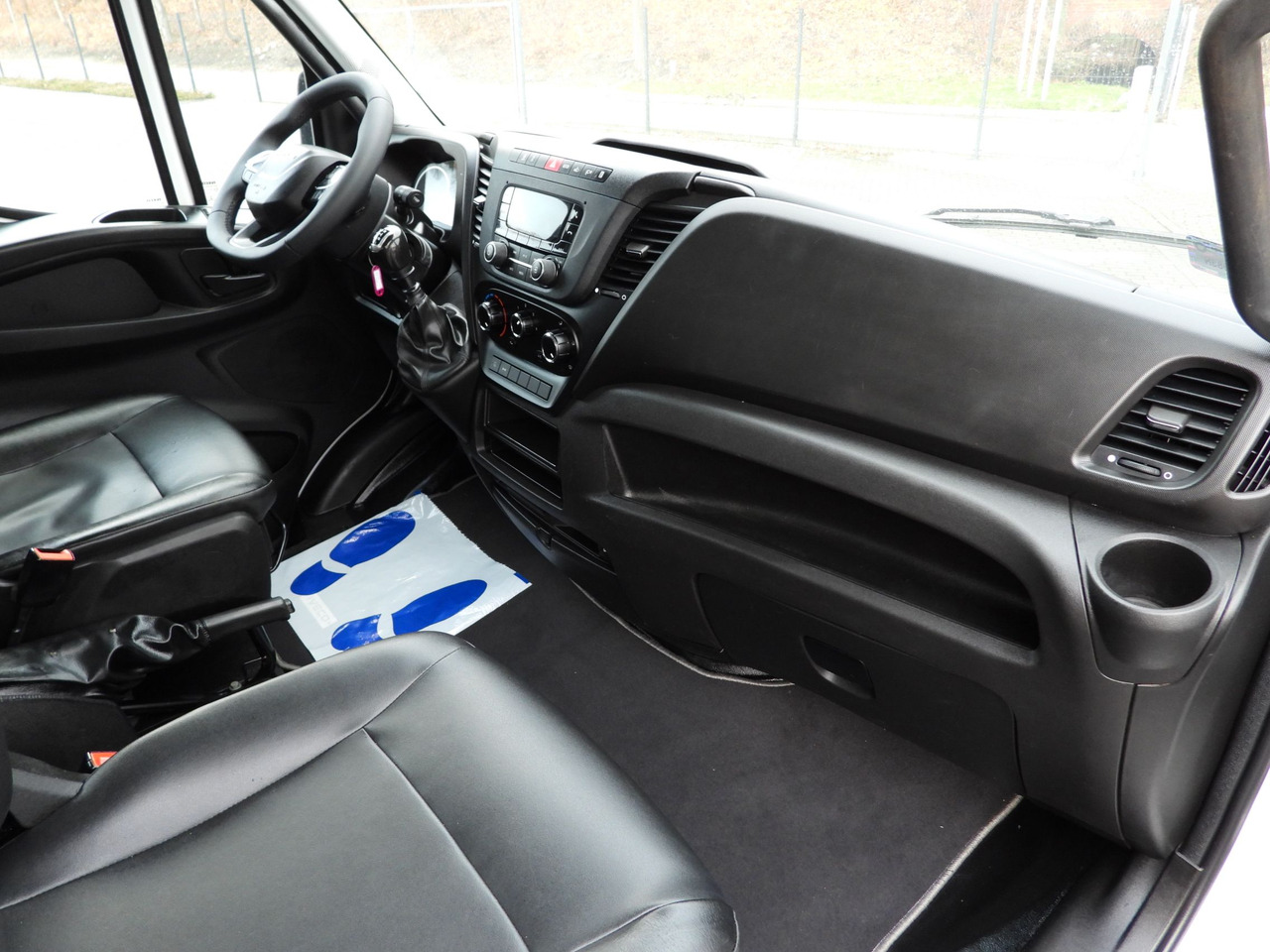 IVECO DAILY 50C16 THREE-WAY TIPPER DOUBLE CABIN DOKA 6 SEATS CRUISE CONTROL PNEUMATICS TWIN WHEELS AIR CONDITIONING  160HP إيجار IVECO DAILY 50C16 THREE-WAY TIPPER DOUBLE CABIN DOKA 6 SEATS CRUISE CONTROL PNEUMATICS TWIN WHEELS AIR CONDITIONING  160HP: صور 38