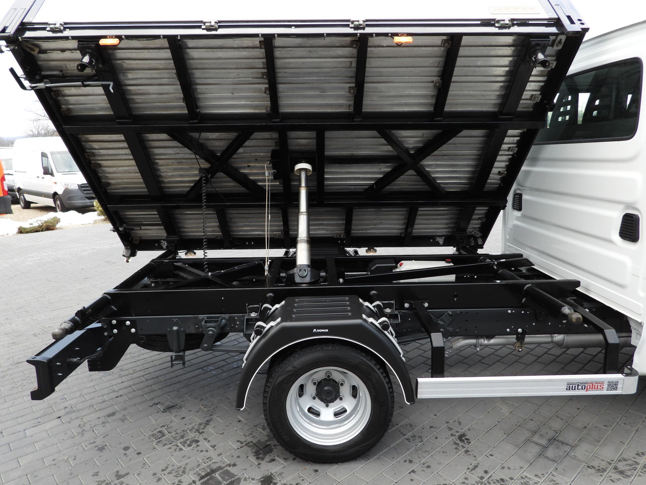 IVECO DAILY 50C16 THREE-WAY TIPPER DOUBLE CABIN DOKA 6 SEATS CRUISE CONTROL PNEUMATICS TWIN WHEELS AIR CONDITIONING  160HP إيجار IVECO DAILY 50C16 THREE-WAY TIPPER DOUBLE CABIN DOKA 6 SEATS CRUISE CONTROL PNEUMATICS TWIN WHEELS AIR CONDITIONING  160HP: صور 24