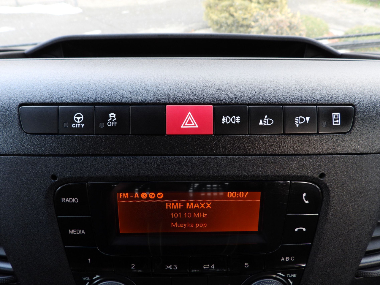 IVECO DAILY 50C16 THREE-WAY TIPPER DOUBLE CABIN DOKA 6 SEATS CRUISE CONTROL PNEUMATICS TWIN WHEELS AIR CONDITIONING  160HP إيجار IVECO DAILY 50C16 THREE-WAY TIPPER DOUBLE CABIN DOKA 6 SEATS CRUISE CONTROL PNEUMATICS TWIN WHEELS AIR CONDITIONING  160HP: صور 35