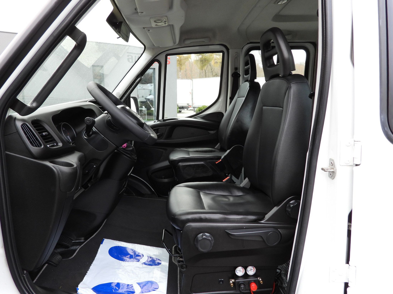 IVECO DAILY 50C16 THREE-WAY TIPPER DOUBLE CABIN DOKA 6 SEATS CRUISE CONTROL PNEUMATICS TWIN WHEELS AIR CONDITIONING  160HP إيجار IVECO DAILY 50C16 THREE-WAY TIPPER DOUBLE CABIN DOKA 6 SEATS CRUISE CONTROL PNEUMATICS TWIN WHEELS AIR CONDITIONING  160HP: صور 26