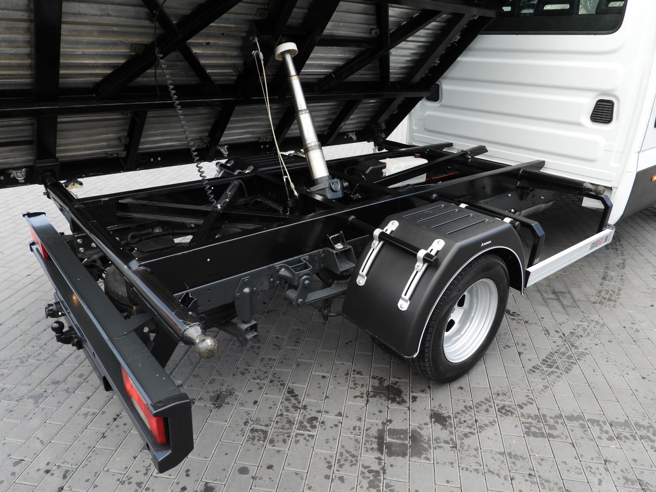 IVECO DAILY 50C16 THREE-WAY TIPPER DOUBLE CABIN DOKA 6 SEATS CRUISE CONTROL PNEUMATICS TWIN WHEELS AIR CONDITIONING  160HP إيجار IVECO DAILY 50C16 THREE-WAY TIPPER DOUBLE CABIN DOKA 6 SEATS CRUISE CONTROL PNEUMATICS TWIN WHEELS AIR CONDITIONING  160HP: صور 23