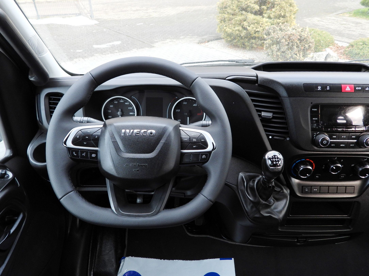 IVECO DAILY 50C16 THREE-WAY TIPPER DOUBLE CABIN DOKA 6 SEATS CRUISE CONTROL PNEUMATICS TWIN WHEELS AIR CONDITIONING  160HP إيجار IVECO DAILY 50C16 THREE-WAY TIPPER DOUBLE CABIN DOKA 6 SEATS CRUISE CONTROL PNEUMATICS TWIN WHEELS AIR CONDITIONING  160HP: صور 30