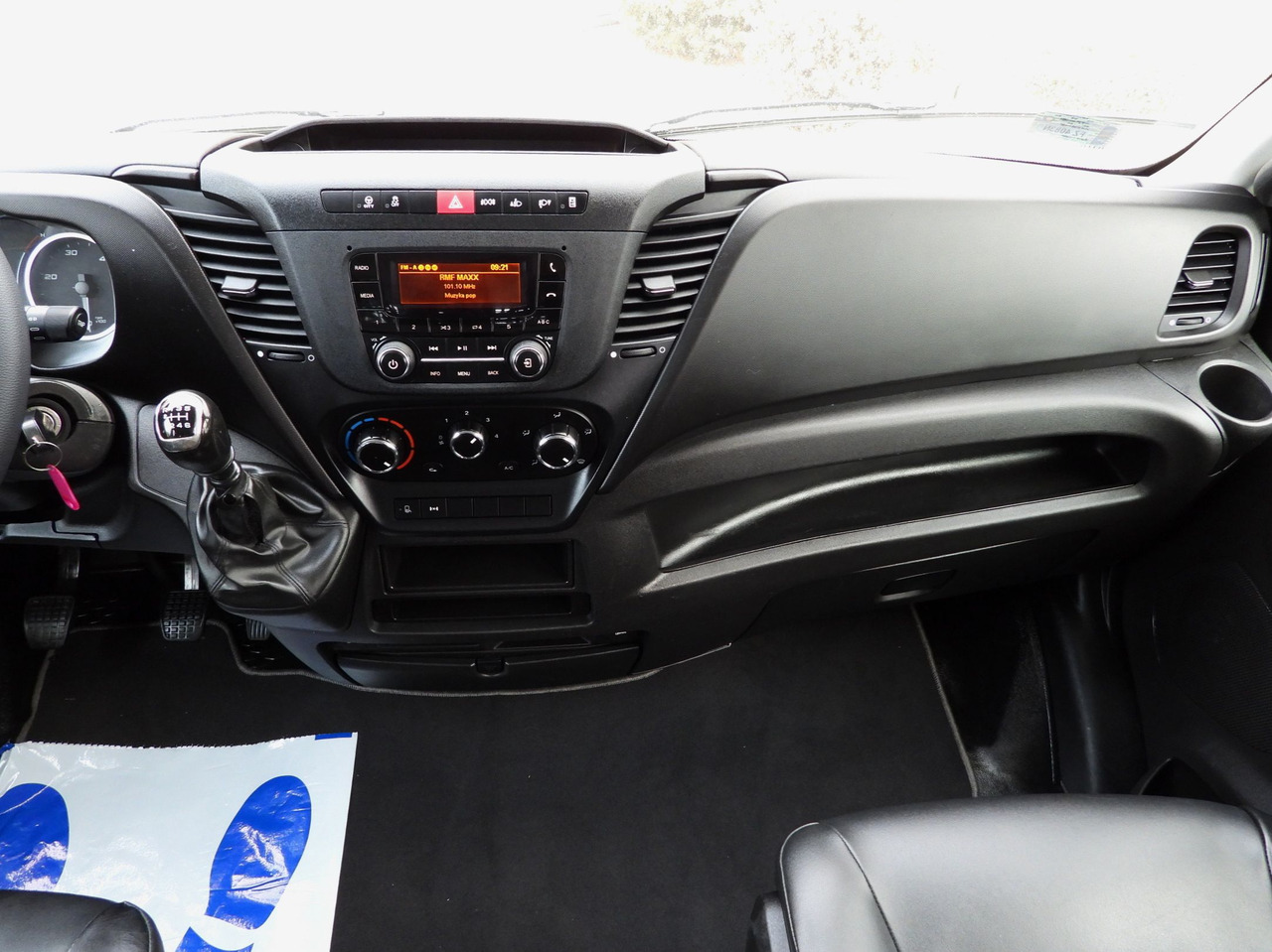 IVECO DAILY 50C16 THREE-WAY TIPPER DOUBLE CABIN DOKA 6 SEATS CRUISE CONTROL PNEUMATICS TWIN WHEELS AIR CONDITIONING  160HP إيجار IVECO DAILY 50C16 THREE-WAY TIPPER DOUBLE CABIN DOKA 6 SEATS CRUISE CONTROL PNEUMATICS TWIN WHEELS AIR CONDITIONING  160HP: صور 33