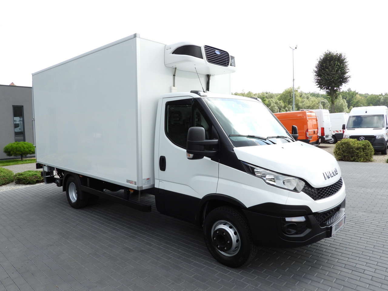 IVECO DAILY 70C17 REFRIGERATOR 1*C LIFT 10 PALLETS POWER SUPPLY 230V CRUISE CONTROL AIR CONDITIONING PNEUMATICS AUTOMATIC TRANSMISSION HI-MATIC TWIN WHEELS 170HP - مبردة شاحنة: صور 4 IVECO DAILY 70C17 REFRIGERATOR 1*C LIFT 10 PALLETS POWER SUPPLY 230V CRUISE CONTROL AIR CONDITIONING PNEUMATICS AUTOMATIC TRANSMISSION HI-MATIC TWIN WHEELS 170HP - مبردة شاحنة: صور 4