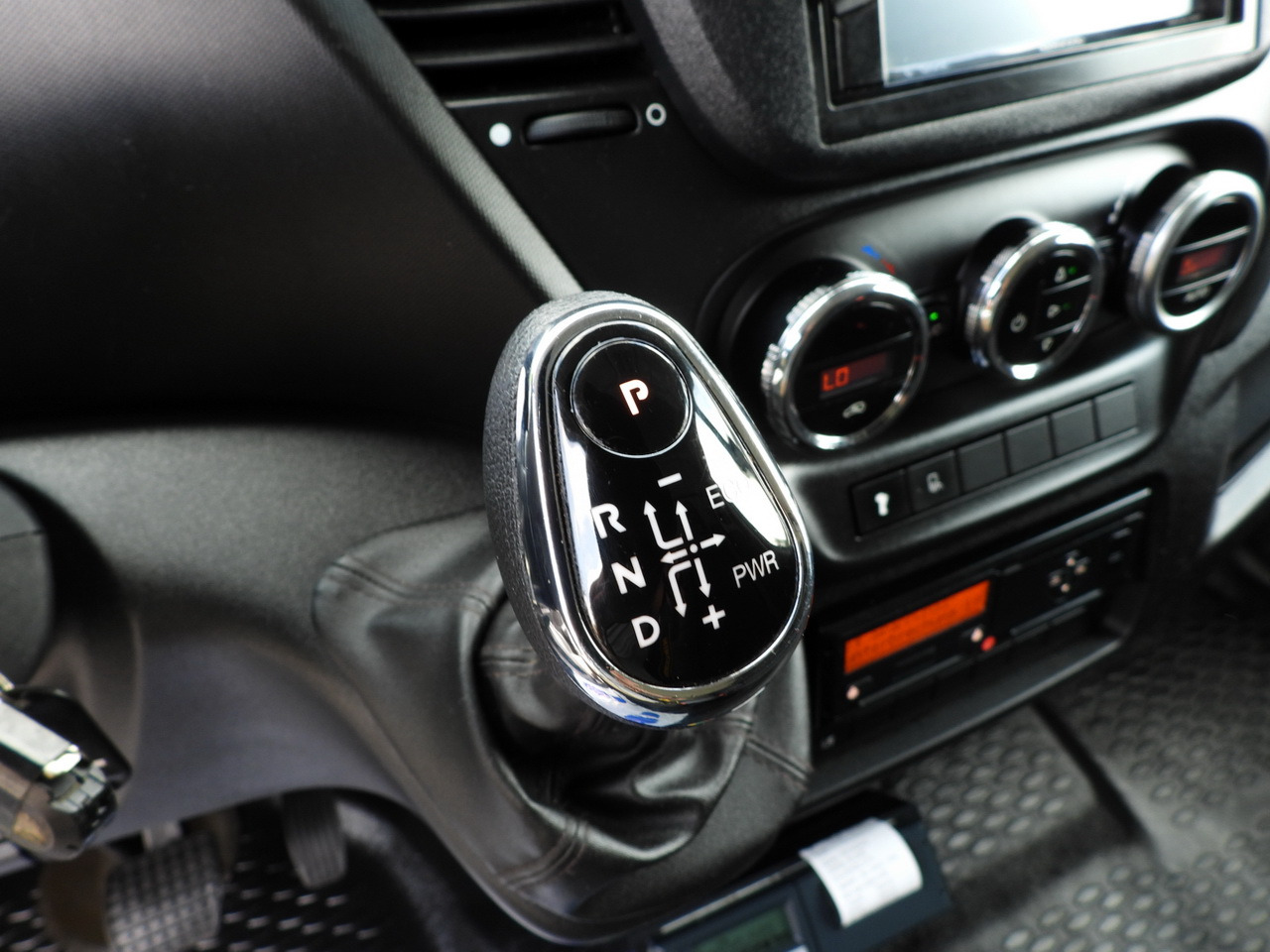 مبردة شاحنة IVECO DAILY 70C17 REFRIGERATOR 1*C LIFT 10 PALLETS POWER SUPPLY 230V CRUISE CONTROL AIR CONDITIONING PNEUMATICS AUTOMATIC TRANSMISSION HI-MATIC TWIN WHEELS 170HP: صور 43 مبردة شاحنة IVECO DAILY 70C17 REFRIGERATOR 1*C LIFT 10 PALLETS POWER SUPPLY 230V CRUISE CONTROL AIR CONDITIONING PNEUMATICS AUTOMATIC TRANSMISSION HI-MATIC TWIN WHEELS 170HP: صور 43