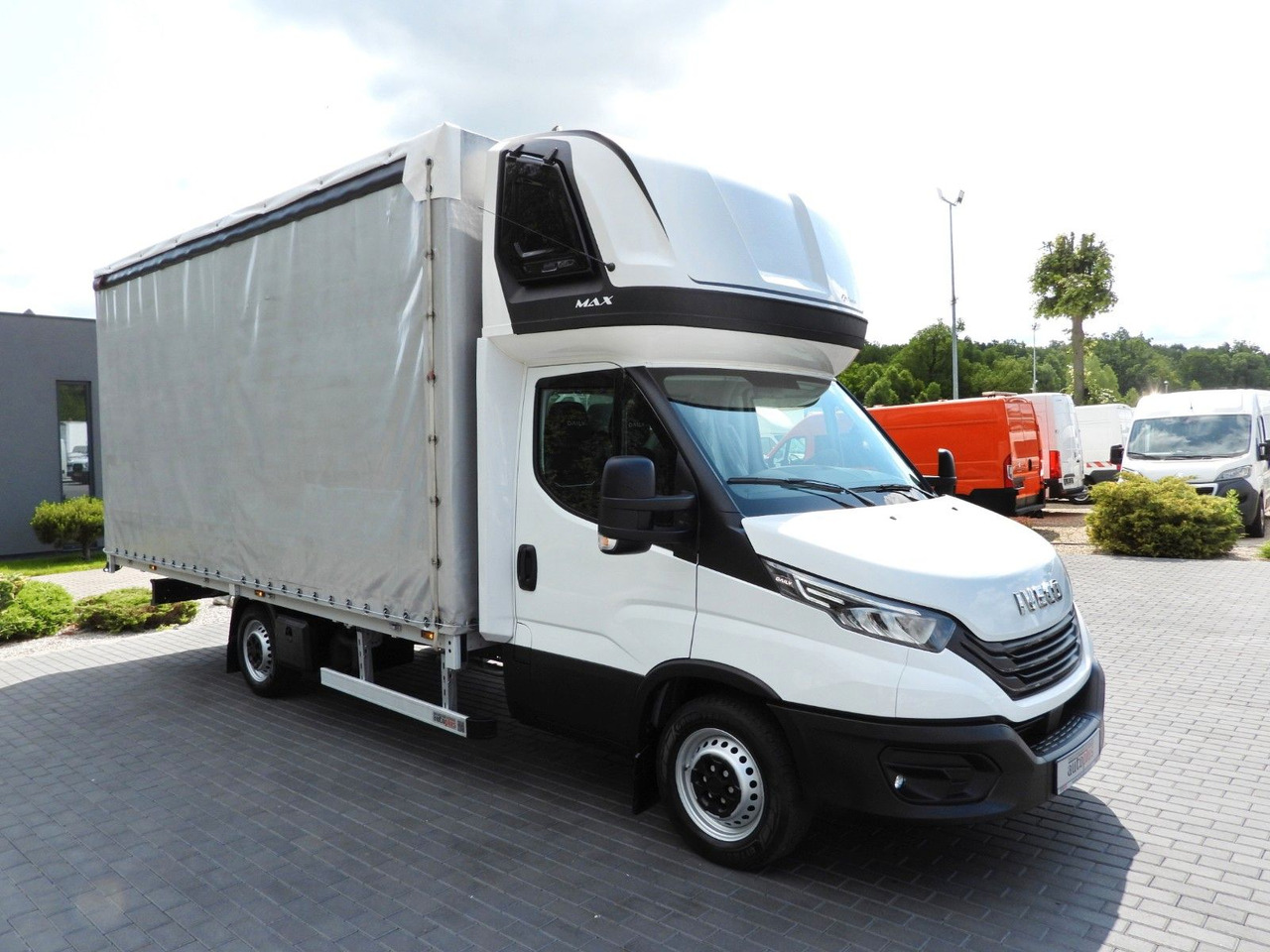 Iveco DAILY 35S18 PRITSCHE PLANE 10 PALETTEN TEMPOMAT - الشاحنات الصغيرة ستائر: صور 4 Iveco DAILY 35S18 PRITSCHE PLANE 10 PALETTEN TEMPOMAT - الشاحنات الصغيرة ستائر: صور 4