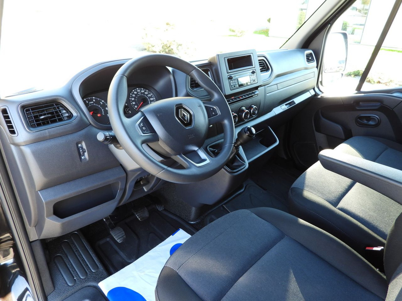 RENAULT MASTER BOX DELIVERY VAN 7 SEATS CRUISE CONTROL LED LIGHTS AIR CONDITIONING 165HP - فان: صور 2 RENAULT MASTER BOX DELIVERY VAN 7 SEATS CRUISE CONTROL LED LIGHTS AIR CONDITIONING 165HP - فان: صور 2