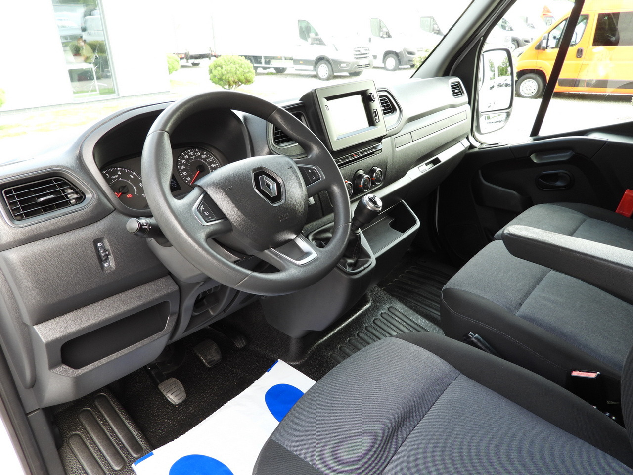 RENAULT MASTER BOX DELIVERY VAN 7 SEATS CRUISE CONTROL NAVIGATION LED LIGHTS AIR CONDITIONING 135HP - فان: صور 2 RENAULT MASTER BOX DELIVERY VAN 7 SEATS CRUISE CONTROL NAVIGATION LED LIGHTS AIR CONDITIONING 135HP - فان: صور 2