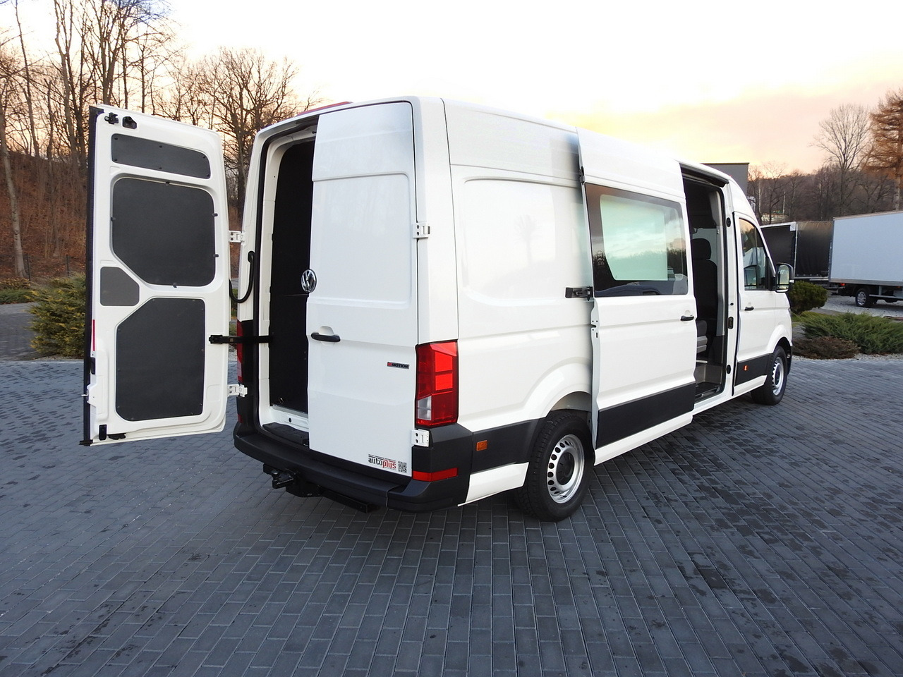 VOLKSWAGEN CRAFTER 4X4 4MOTION BOX DELIVERY VAN 7 SEATS AIR CONDITIONING 140HP - فان: صور 3 VOLKSWAGEN CRAFTER 4X4 4MOTION BOX DELIVERY VAN 7 SEATS AIR CONDITIONING 140HP - فان: صور 3