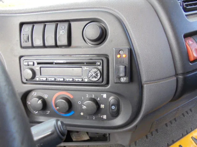 بصندوق مغلق شاحنة DAF LF 220: صور 13