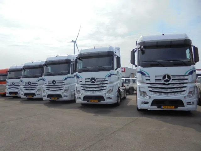 Mercedes-Benz Actros 1842 15x IN STOCK - شاحنة جرار: صور 1 Mercedes-Benz Actros 1842 15x IN STOCK - شاحنة جرار: صور 1
