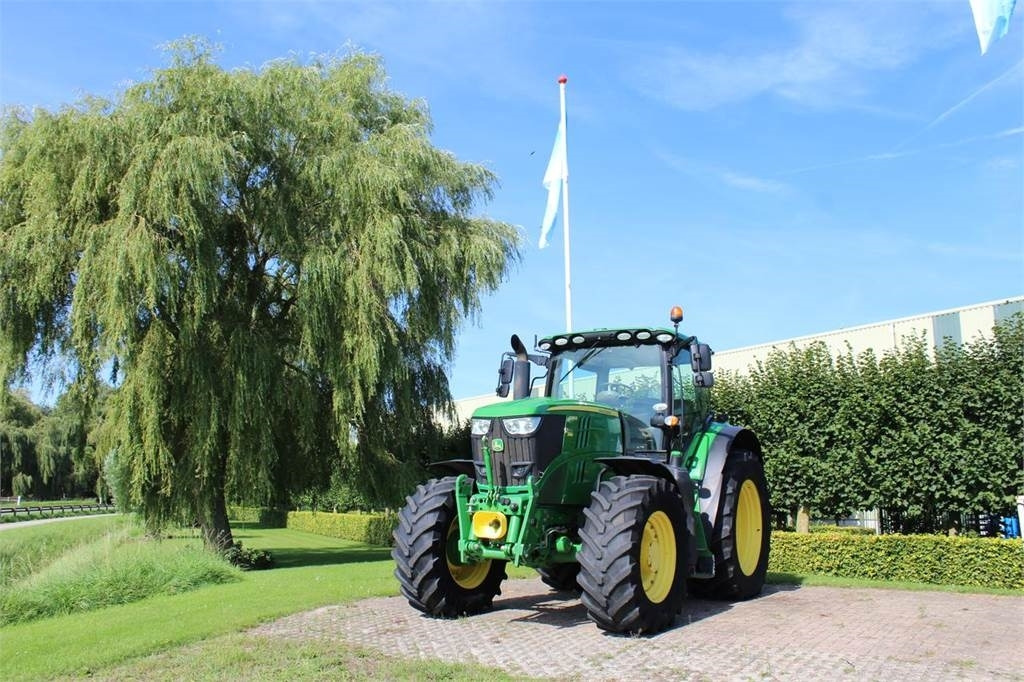 John Deere 6215R - جرار: صور 1 John Deere 6215R - جرار: صور 1