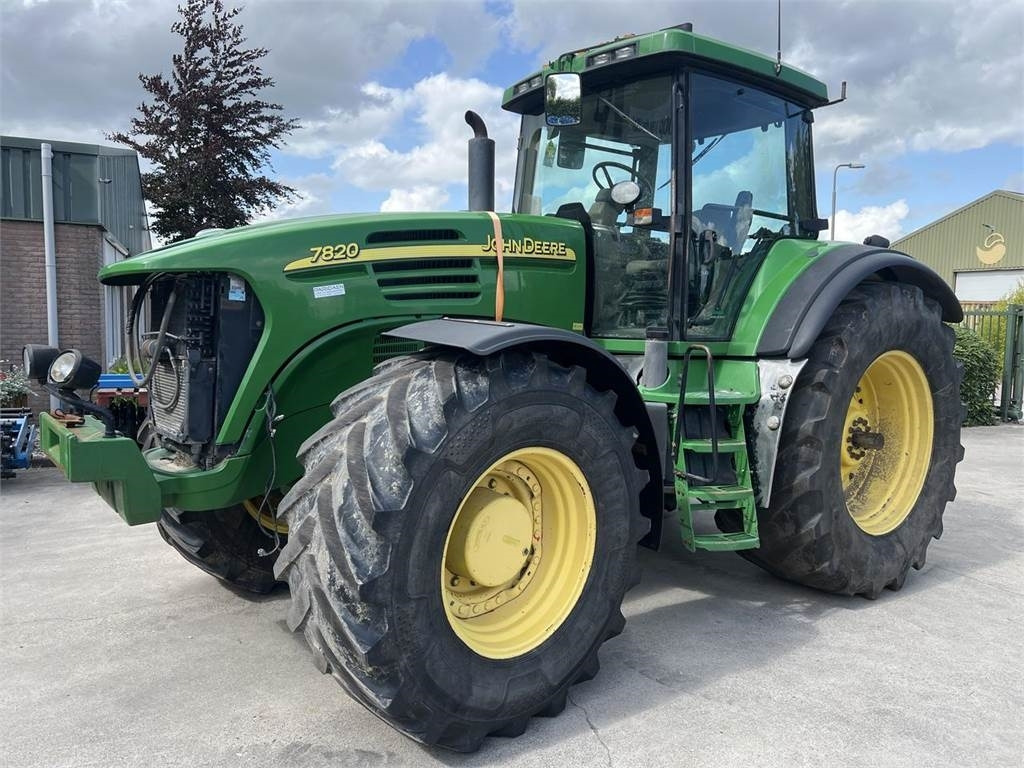 John Deere 7820 - جرار: صور 1 John Deere 7820 - جرار: صور 1