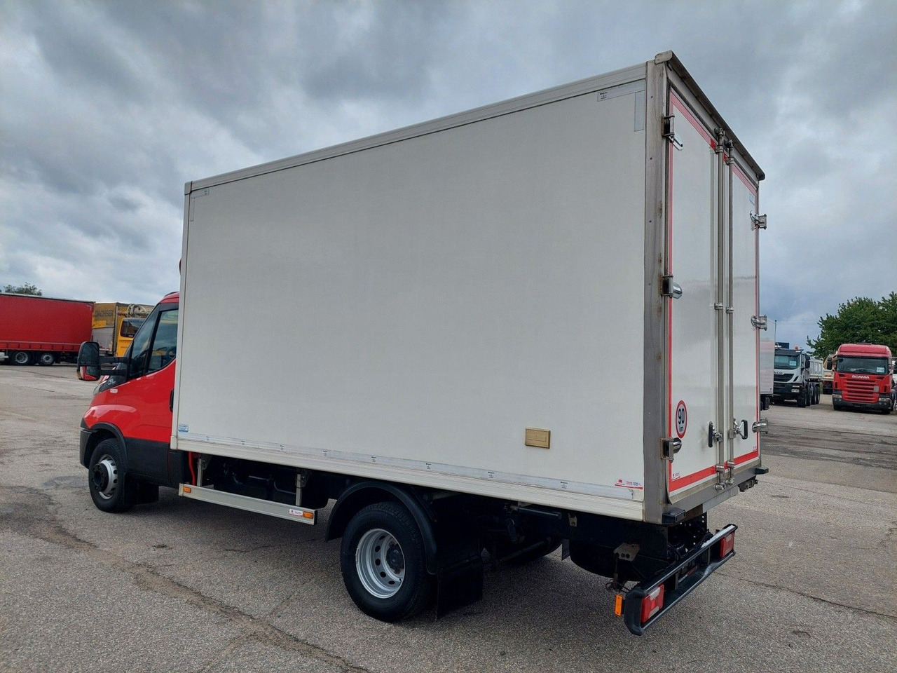 Iveco Daily 70 C18 Carrier Rohrbahnen Fleischhaken - الشاحنات الصغيرة المبردة: صور 3 Iveco Daily 70 C18 Carrier Rohrbahnen Fleischhaken - الشاحنات الصغيرة المبردة: صور 3