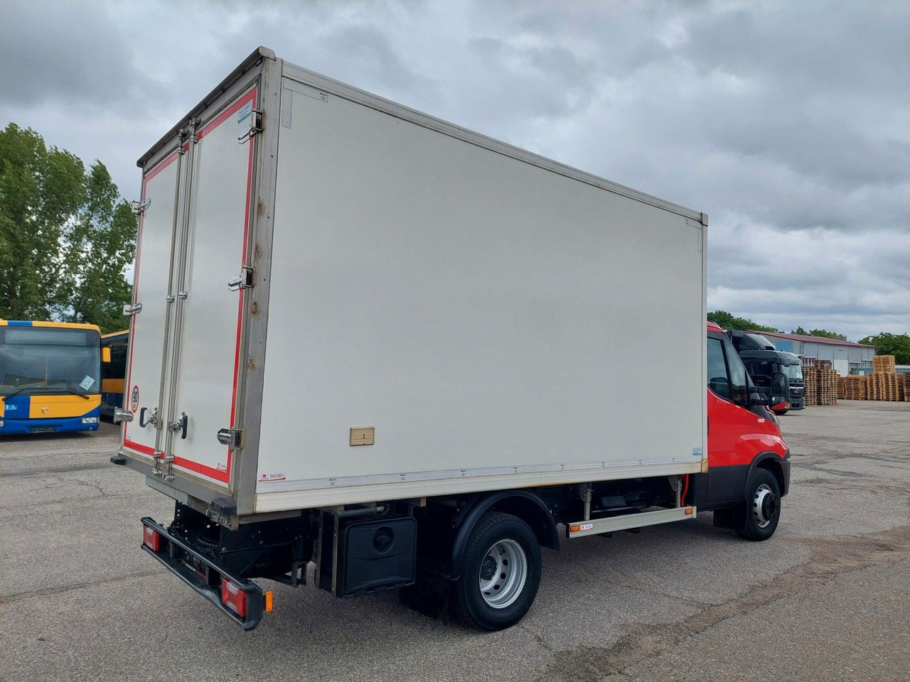 Iveco Daily 70 C18 Carrier Rohrbahnen Fleischhaken - الشاحنات الصغيرة المبردة: صور 4 Iveco Daily 70 C18 Carrier Rohrbahnen Fleischhaken - الشاحنات الصغيرة المبردة: صور 4
