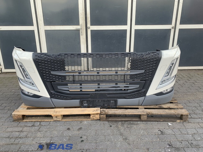 Volvo FM5 Bumper Volvo 82491840 - كأس مترعة - شاحنة: صور 1 Volvo FM5 Bumper Volvo 82491840 - كأس مترعة - شاحنة: صور 1