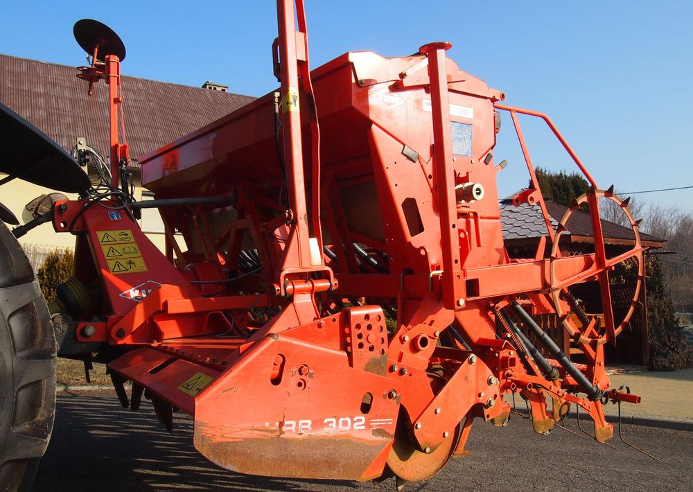Agregat uprawowo-siewny Kuhn Kuhn HRB302D I INTEGRA 3000 2002 Brona wirowa + siewnik KUHN agregat uprawowo-siewny 3m - الة بذر: صور 1 Agregat uprawowo-siewny Kuhn Kuhn HRB302D I INTEGRA 3000 2002 Brona wirowa + siewnik KUHN agregat uprawowo-siewny 3m - الة بذر: صور 1