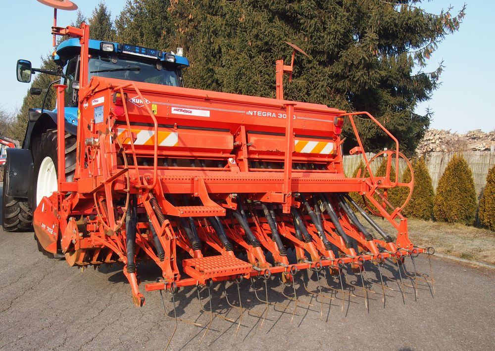 Agregat uprawowo-siewny Kuhn Kuhn HRB302D I INTEGRA 3000 2002 Brona wirowa + siewnik KUHN agregat uprawowo-siewny 3m - الة بذر: صور 2 Agregat uprawowo-siewny Kuhn Kuhn HRB302D I INTEGRA 3000 2002 Brona wirowa + siewnik KUHN agregat uprawowo-siewny 3m - الة بذر: صور 2