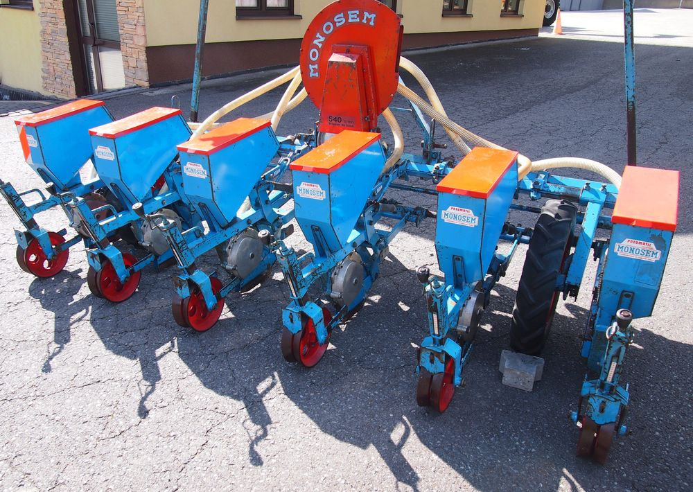 Siewnik Monosem do kukurydzy ,buraków i słonecznika - وضع البذور فى خطوط: صور 5 Siewnik Monosem do kukurydzy ,buraków i słonecznika - وضع البذور فى خطوط: صور 5