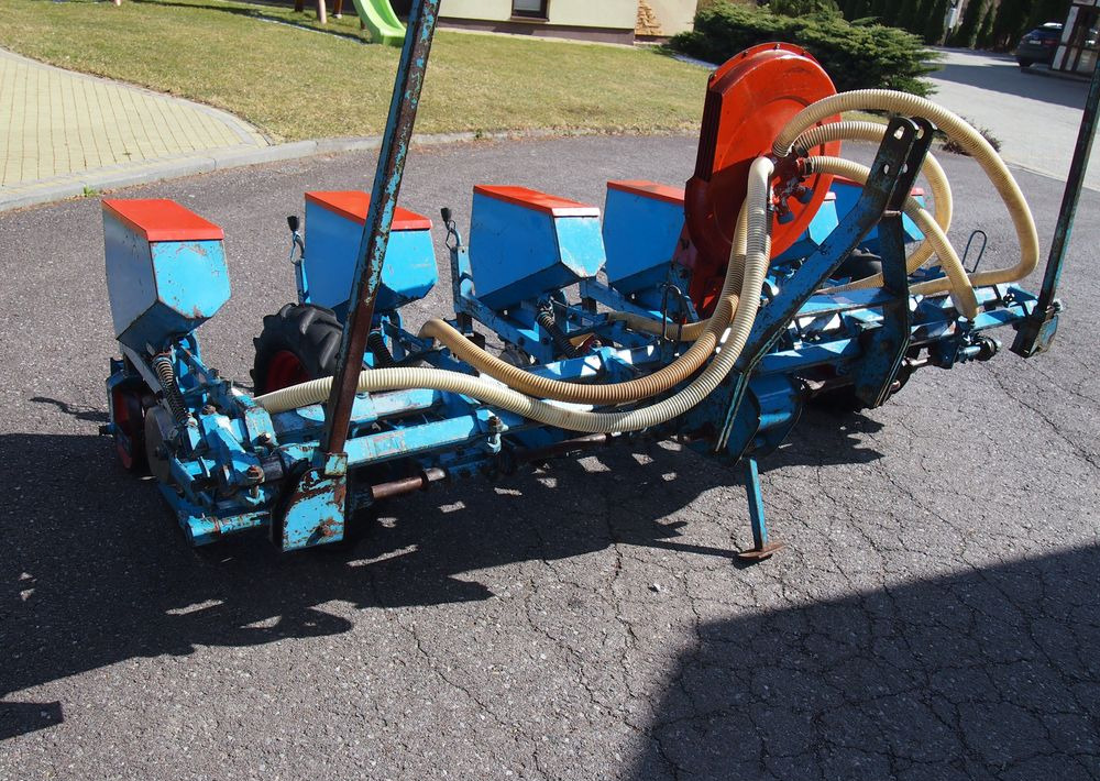 Siewnik Monosem do kukurydzy ,buraków i słonecznika - وضع البذور فى خطوط: صور 3 Siewnik Monosem do kukurydzy ,buraków i słonecznika - وضع البذور فى خطوط: صور 3