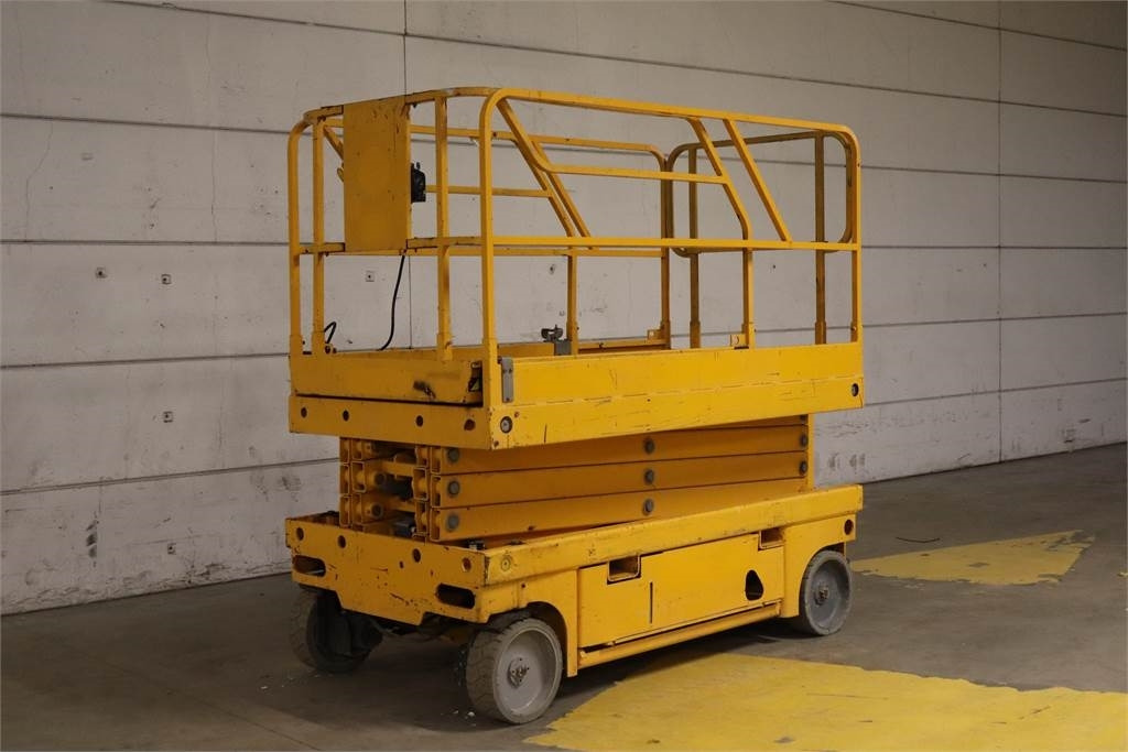 Haulotte Compact 10 - رافعات مقصية: صور 4 Haulotte Compact 10 - رافعات مقصية: صور 4