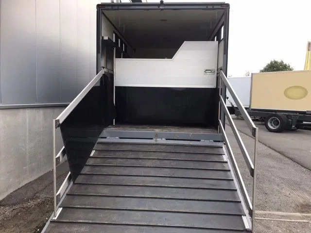 Mercedes-Benz Atego 1018 *Cruise control*Airco*Achteruitrijcamera*elektrische ruiten - شاحنة نقل خيل: صور 3 Mercedes-Benz Atego 1018 *Cruise control*Airco*Achteruitrijcamera*elektrische ruiten - شاحنة نقل خيل: صور 3