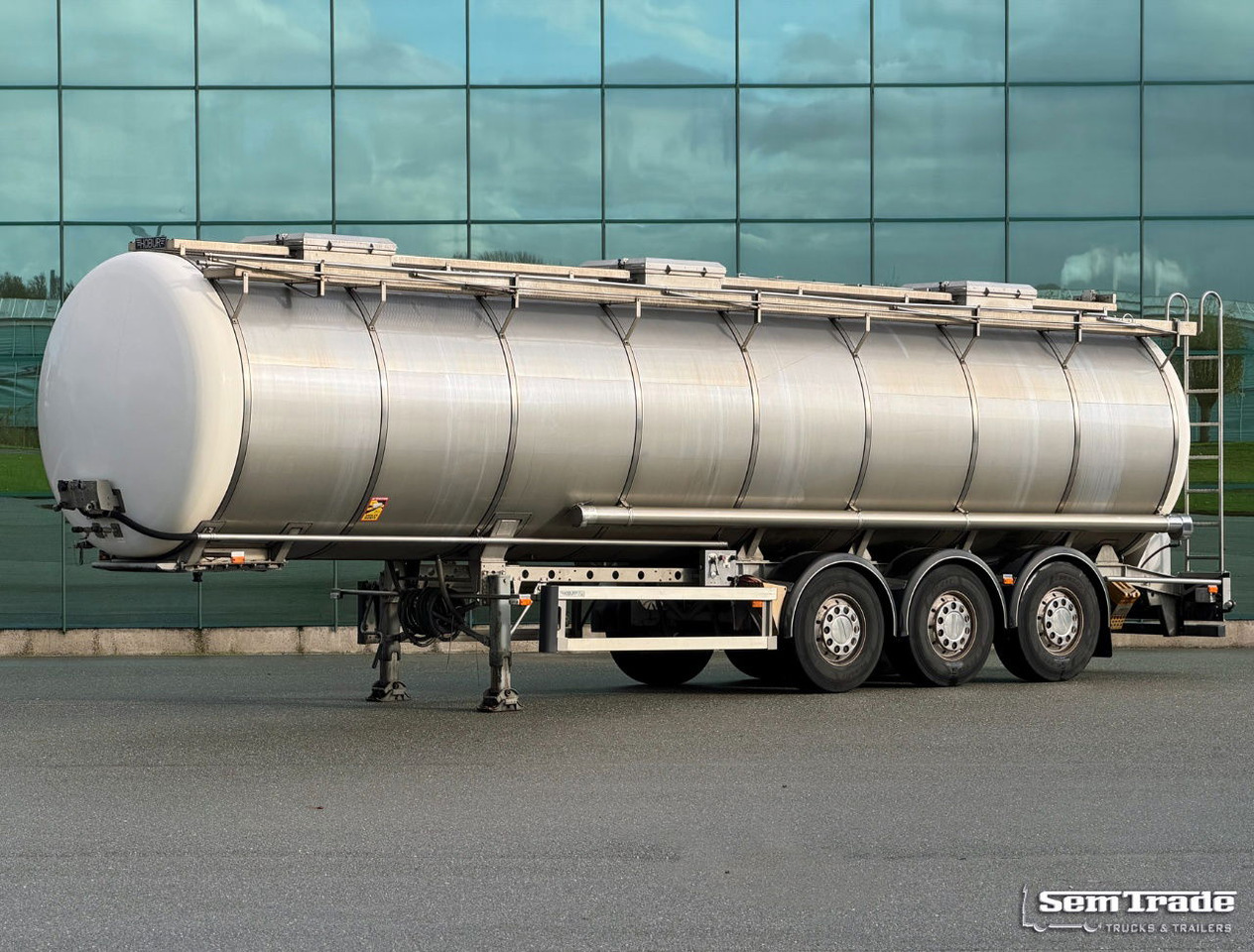 Burg 37.300 Liter 3 Compartments Disc Brakes Super Condition NL Trailer - نصف مقطورة صهريج: صور 1 Burg 37.300 Liter 3 Compartments Disc Brakes Super Condition NL Trailer - نصف مقطورة صهريج: صور 1