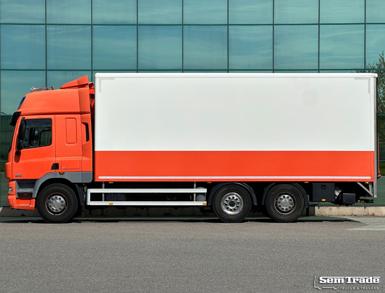 DAF CF 85.410 Airco Karhof BOX 750x250x270 CM Inside Tail Lift TOP Condition NL- - بصندوق مغلق شاحنة: صور 2 DAF CF 85.410 Airco Karhof BOX 750x250x270 CM Inside Tail Lift TOP Condition NL- - بصندوق مغلق شاحنة: صور 2