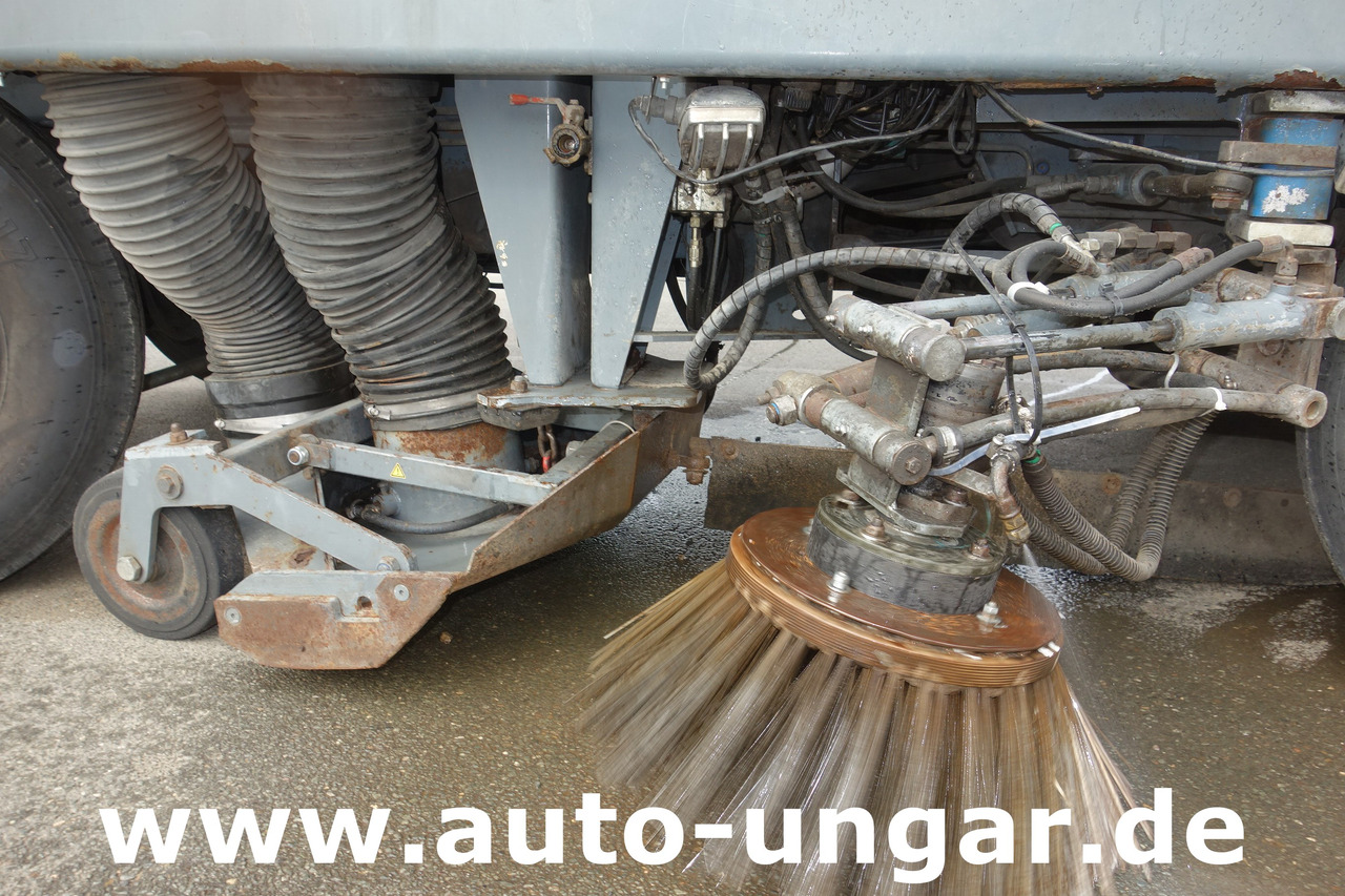 Aebi MFH 5000 Kehrmaschine Baujahr 2004 4-Rad Lenkung Wildkrautbesen - سياره كنس شوارع: صور 5 Aebi MFH 5000 Kehrmaschine Baujahr 2004 4-Rad Lenkung Wildkrautbesen - سياره كنس شوارع: صور 5