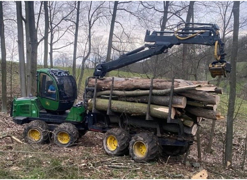 John Deere 1010E 8W - شاحنات نقل الأخشاب في الغابات: صور 1 John Deere 1010E 8W - شاحنات نقل الأخشاب في الغابات: صور 1