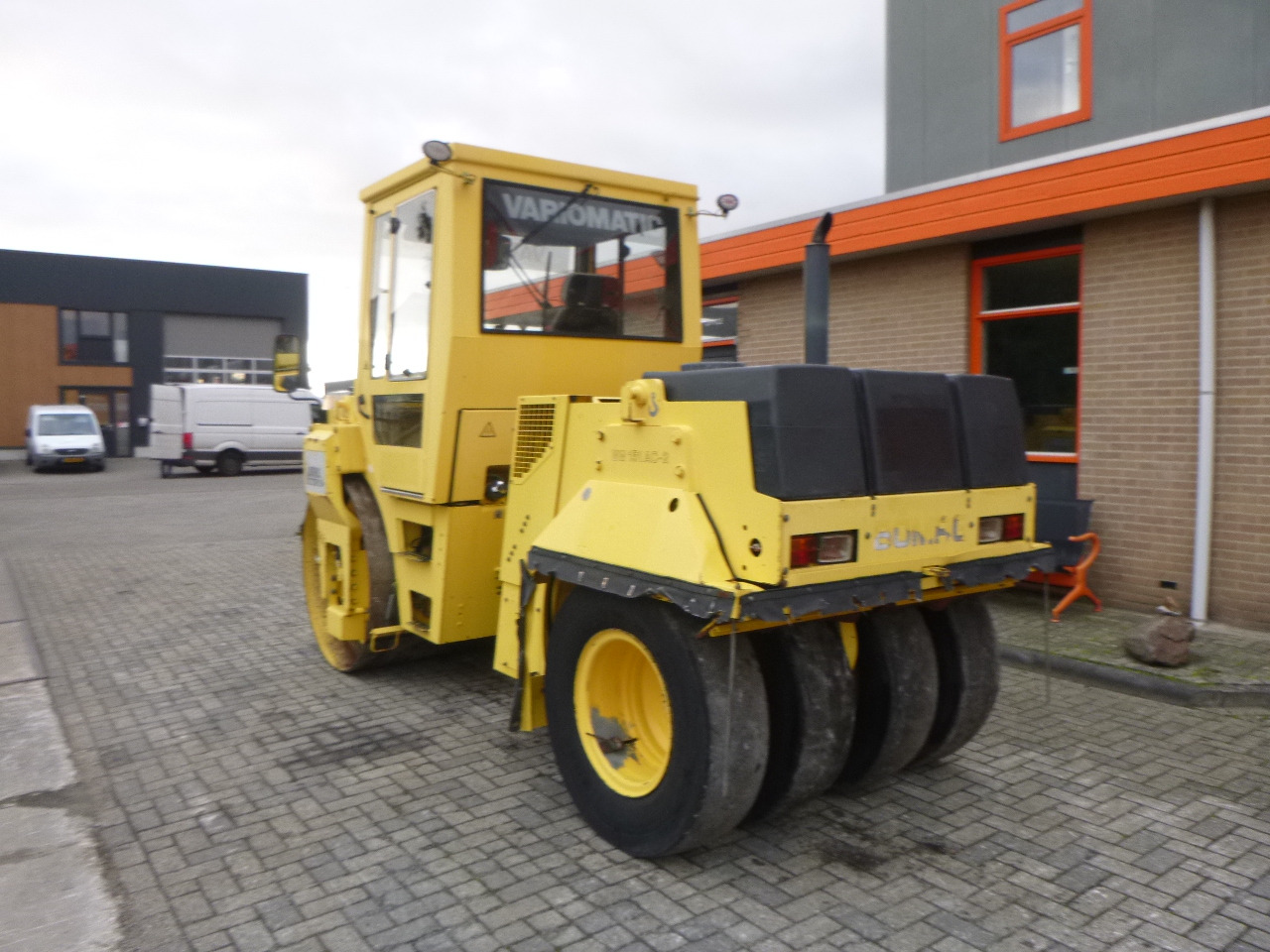 BOMAG BW151AC-2 - مدحلة المختلطة: صور 3 BOMAG BW151AC-2 - مدحلة المختلطة: صور 3