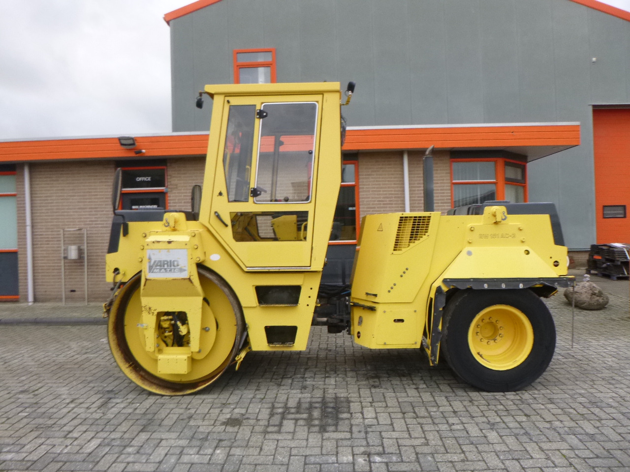 BOMAG BW151AC-2 - مدحلة المختلطة: صور 1 BOMAG BW151AC-2 - مدحلة المختلطة: صور 1