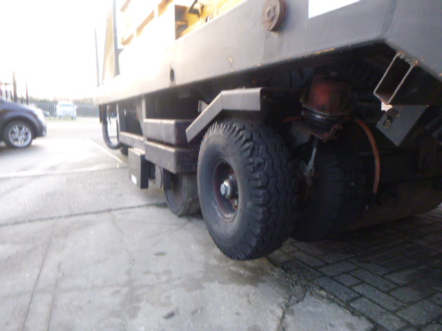 آلة أسفلت DYNAPAC HR21  Chip Spreader: صور 9